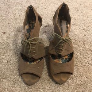 Cute tan heels slightly worn very comfy